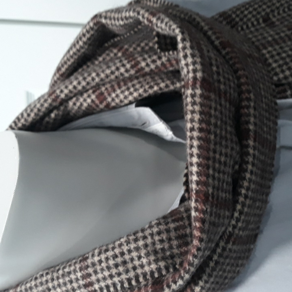 Amicale lambswool red and brown houndstooth plaid scarf